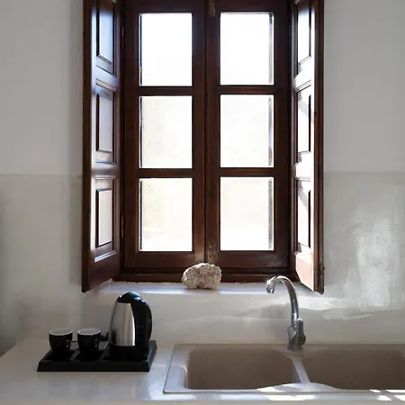 Madame Kalitsi Cozy *