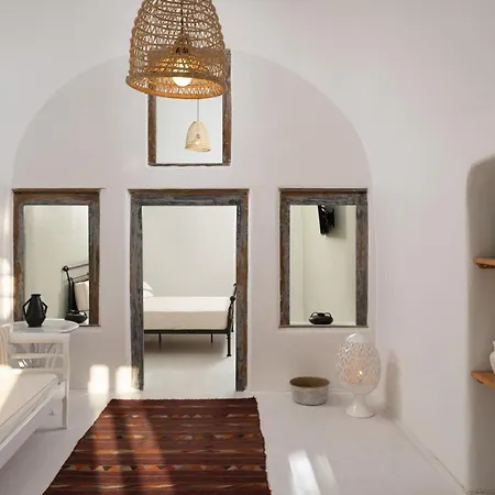 Madame Kalitsi Cozy Fira (Santorini)