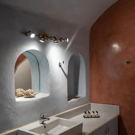 Madame Kalitsi Cozy Fira (Santorini)