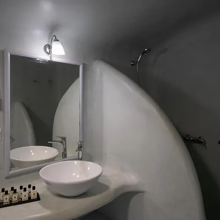 Madame Kalitsi Cozy Fira (Santorini)