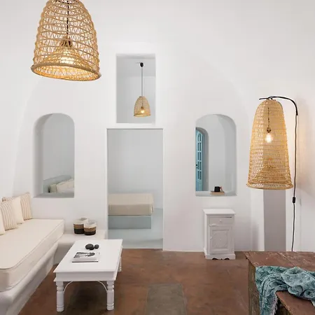 Madame Kalitsi Cozy Fira (Santorini)