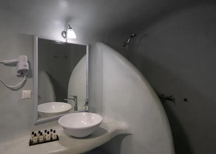 Madame Kalitsi Cozy ثيرا