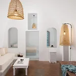 Madame Kalitsi Cozy Fira (Santorini)